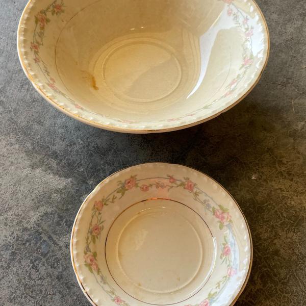 Photo of Vintage 2 piece matching bowls