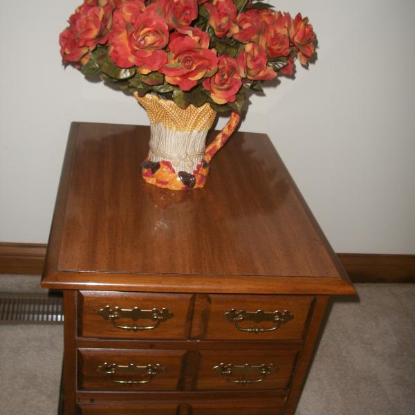 Photo of Side table/night stand