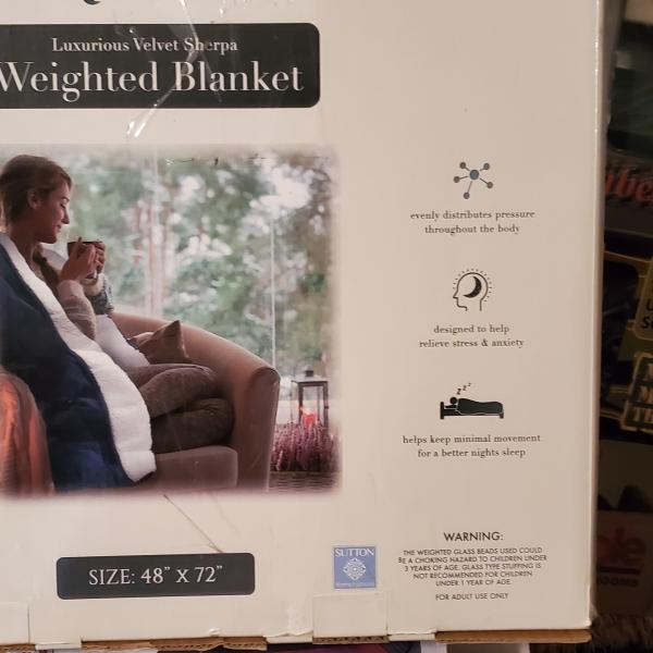 Photo of Je T'adore 20lb.velvet sherpa weighted blanket navy blue  48 x 72 asking $80 obo