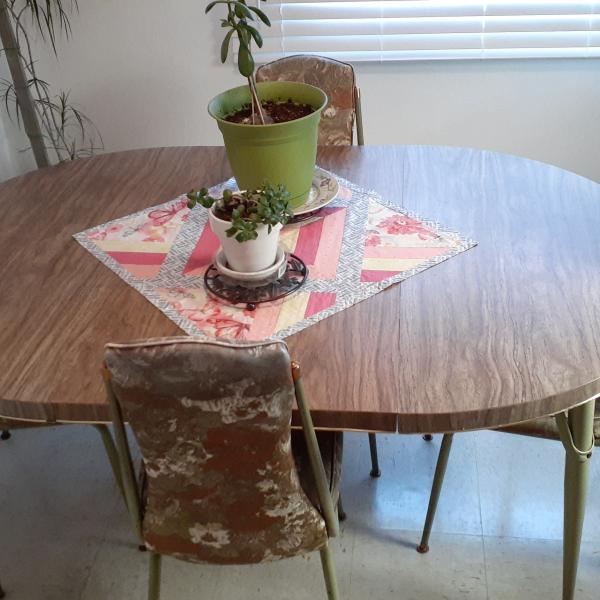 Photo of Dinning table, 4 chairs, two leaf's