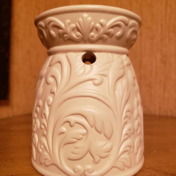 Photo of Yankee Candle Ceramic Ivory Wax Warmer. 
