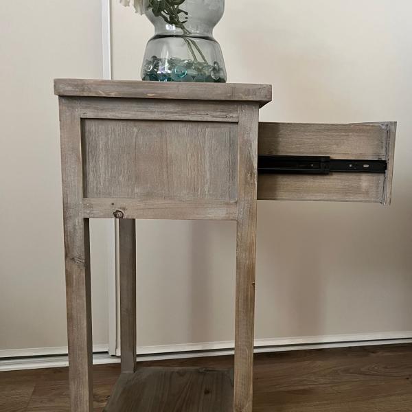 Photo of 1 End Table very cute