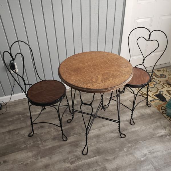 Photo of Ice cream table and 2 chairs