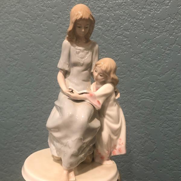 Photo of Mother & daughter statue 