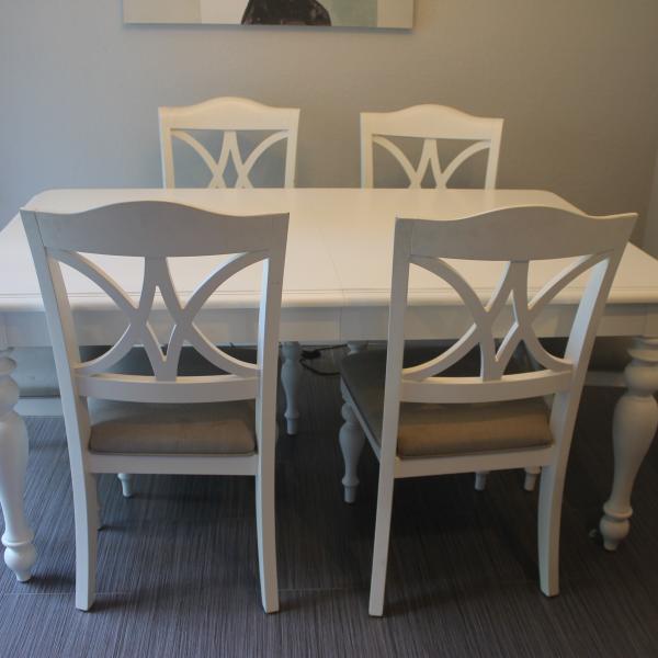 Photo of Kitchen Table w/6 chairs