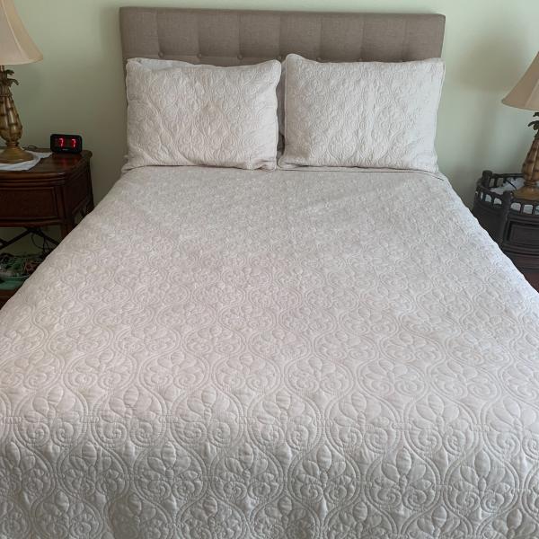 Photo of Beautiful Full/Queen  bedspread , 2 shams and 2 pillows
