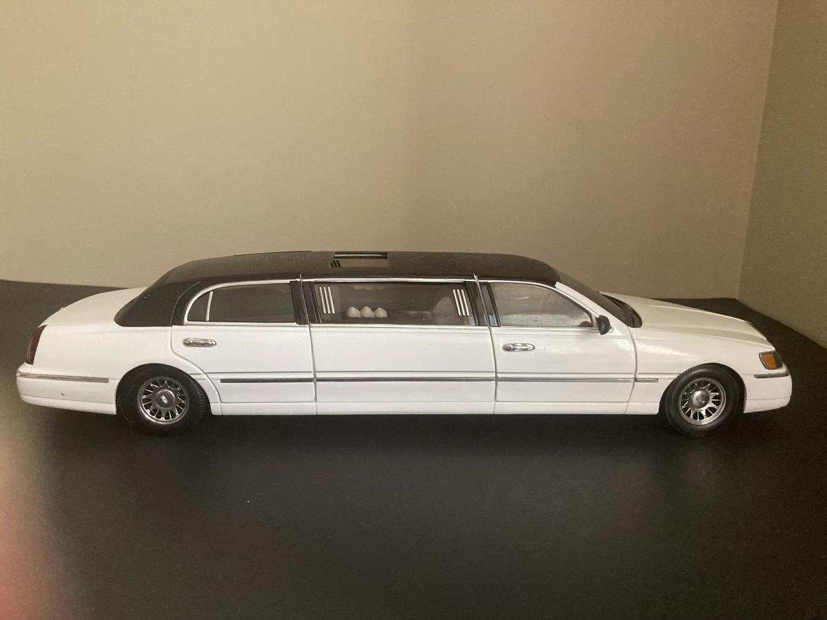 Photo 2 of 1999 Sun Star white Lincoln Town Car stretch Limousine 1/18 scale white - toy