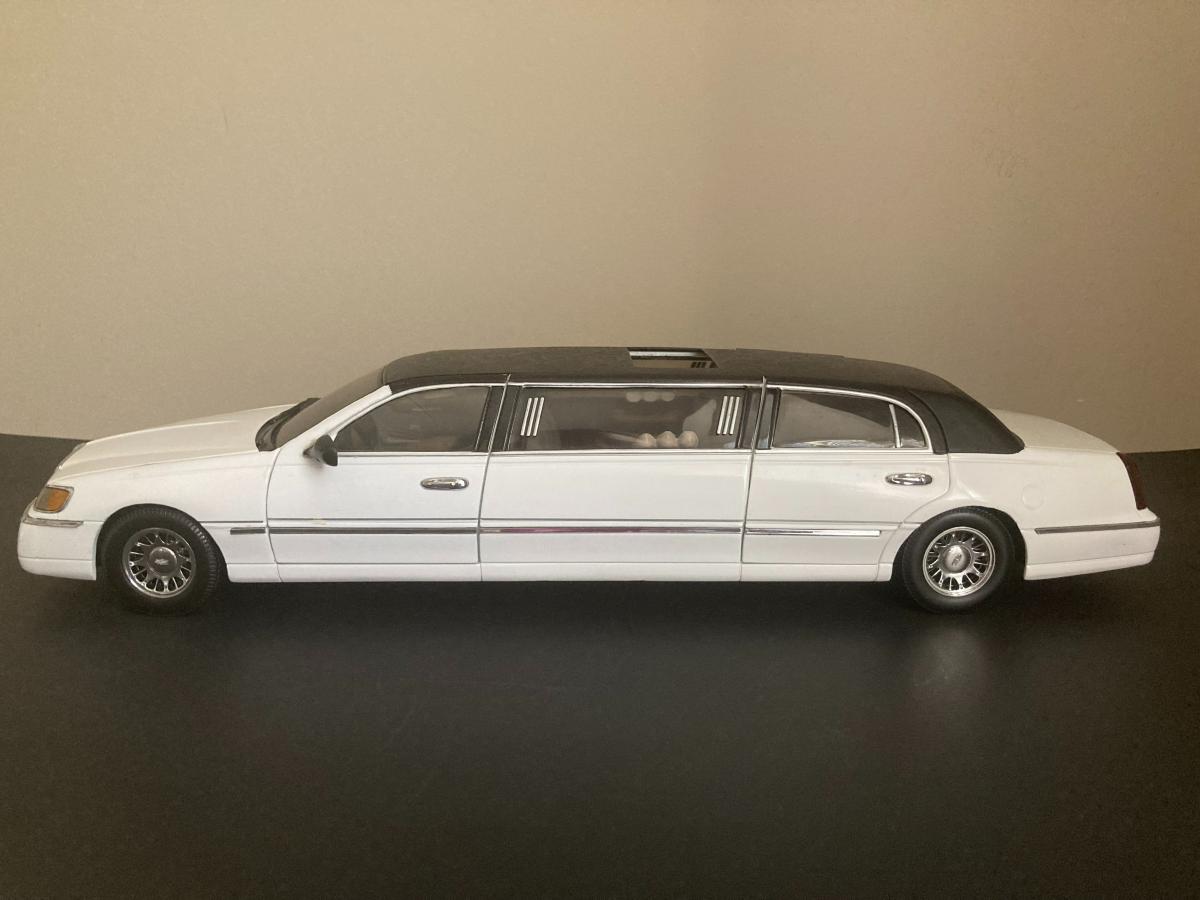 Photo 1 of 1999 Sun Star white Lincoln Town Car stretch Limousine 1/18 scale white - toy
