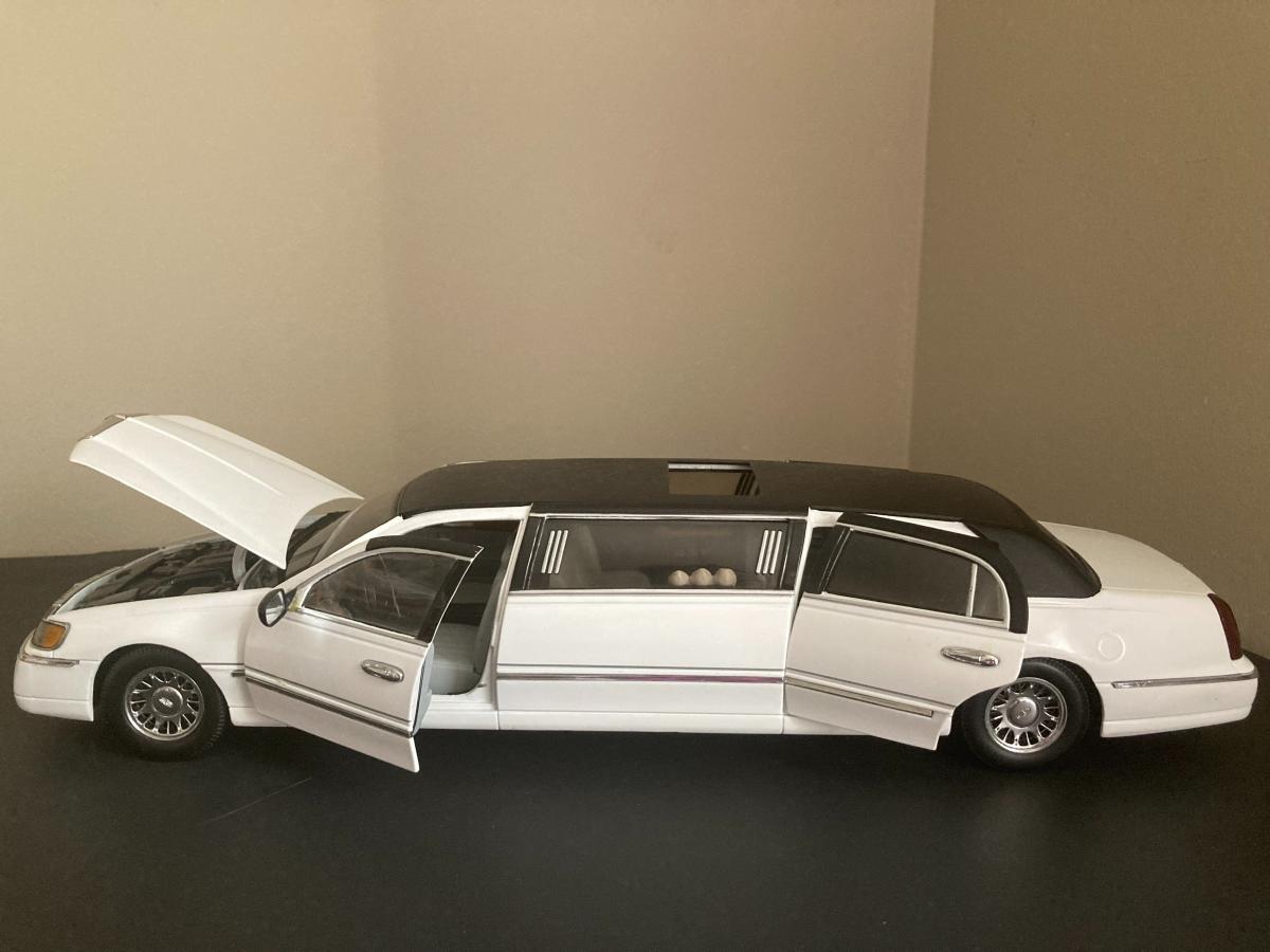 Photo 3 of 1999 Sun Star white Lincoln Town Car stretch Limousine 1/18 scale white - toy