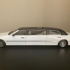 Photo of 1999 Sun Star white Lincoln Town Car stretch Limousine 1/18 scale white - toy