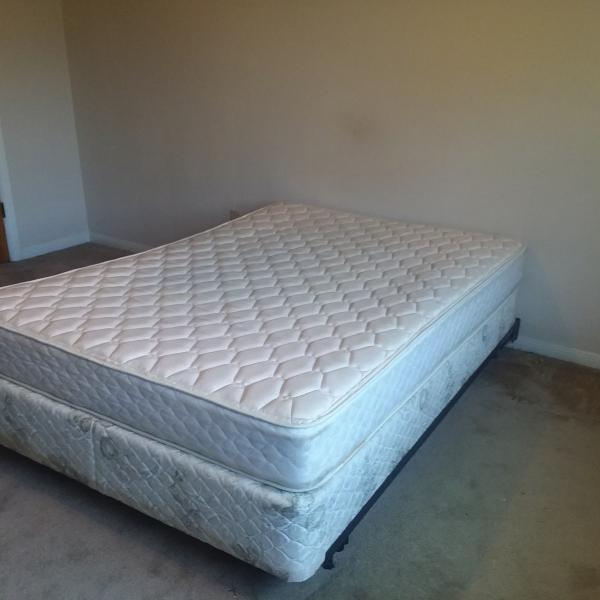 Photo of Serta Full Bed Set