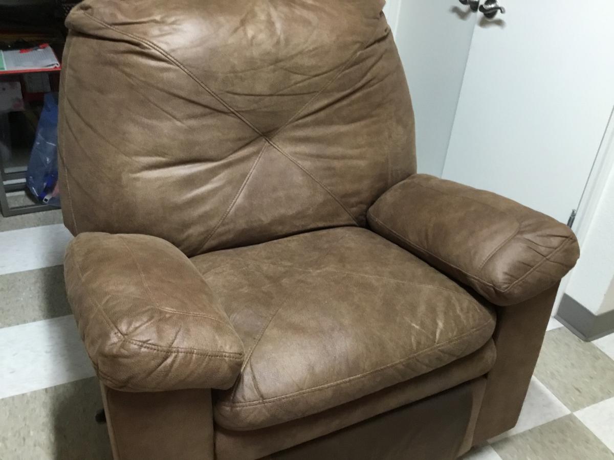 Photo 1 of Over sized recliner 