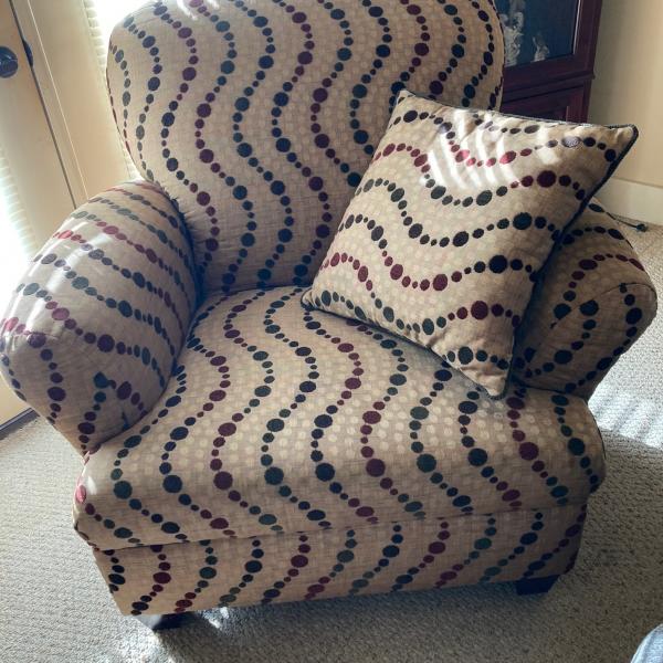 Photo of Beautiful, like new accent chair