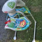 Baby swinging chair
