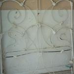 VINTAGE EARLY 1900'S FARM HOUSE STYLE ORNATE FANCY METAL BED.
