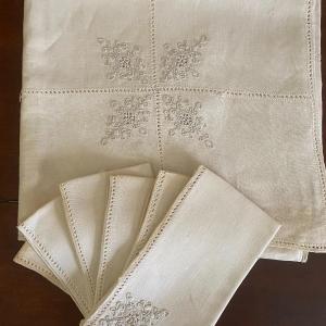 Photo of Linen Tablecloth and Napkin Luncheon Set "Cut away detail"