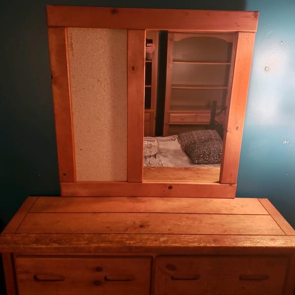 Photo of Dresser w/mirror