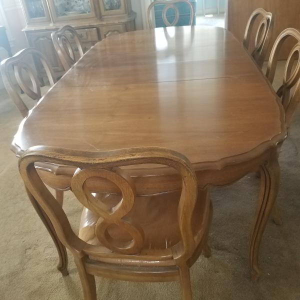 Photo of Thomasville Dining Room Table, 6 chairs, 3 leafs 