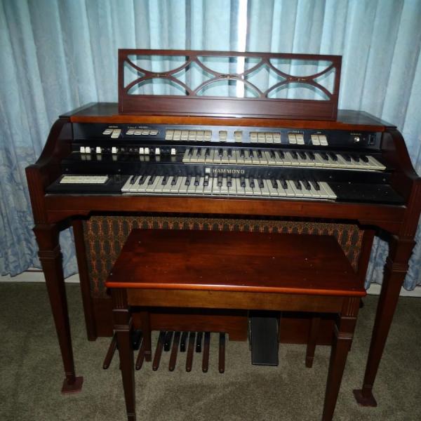 Photo of Hammond Piano Organ