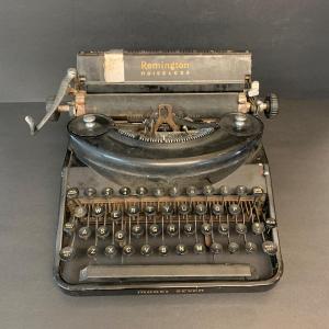 Photo of LOT  R148: Vintage Remington Noiseless Typewriter Model 7