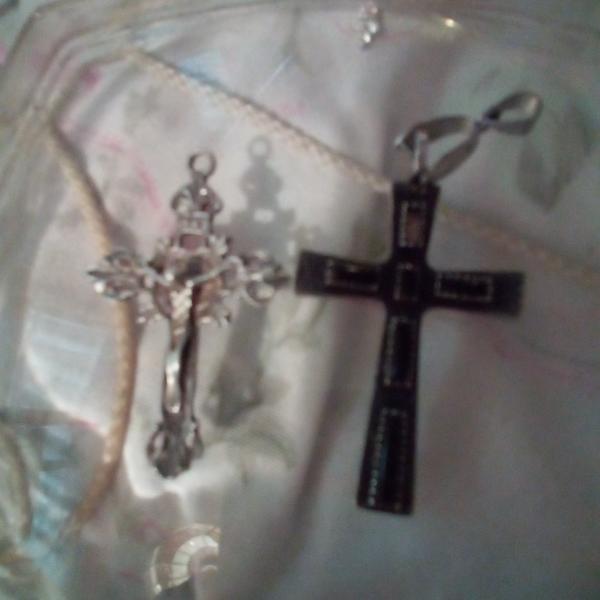 Photo of 2 crossed for pendant necklaces