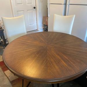 Photo of Kitchen table/chairs