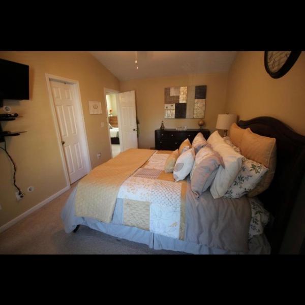 Photo of Queen size bedroom set 