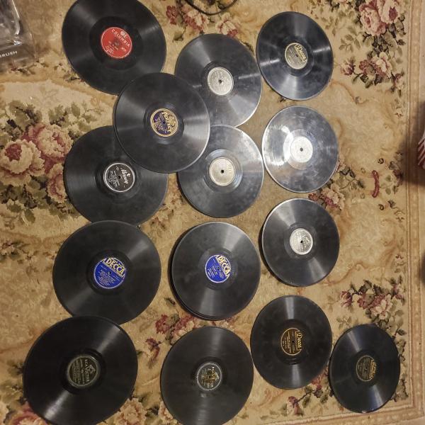 Photo of 100 Victrola records