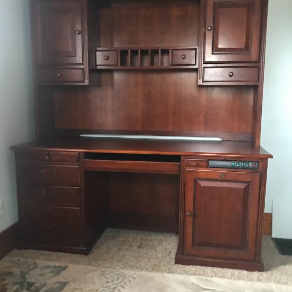 Photo of Professional High-Quality 2-pc Desk & Hutch