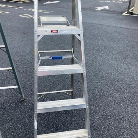 Photo of 5 foot ladder
