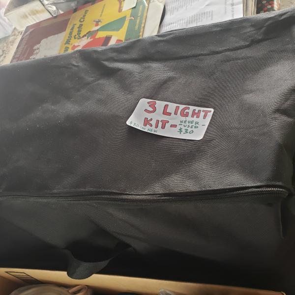 Photo of Brand new 3 light kit with 3 backdrops - NEVER USED $45 obo
