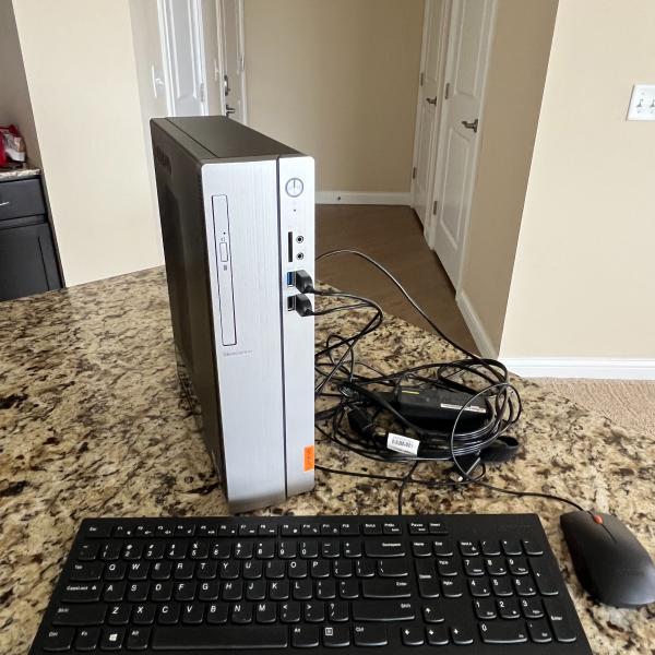 Photo of Lenovo desktop computer, incl keyboard and mouse