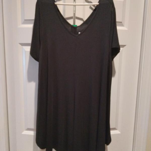 Photo of Black Tunic Top - size 2x  (NEW)
