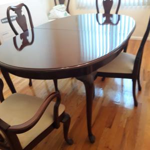 Photo of Thomasville  Cherry Wood Queen Anne dining room table set (6 chairs) and pads 