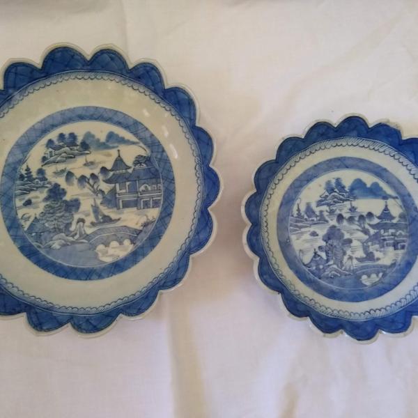 Photo of ANTIQUE CHINESE CANTON WARE PORCELAIN PAIR OF SCALLOPED EDGED PLATES.