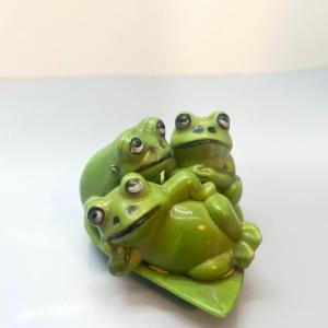 Photo of Adorable photogenic porcelain frogs