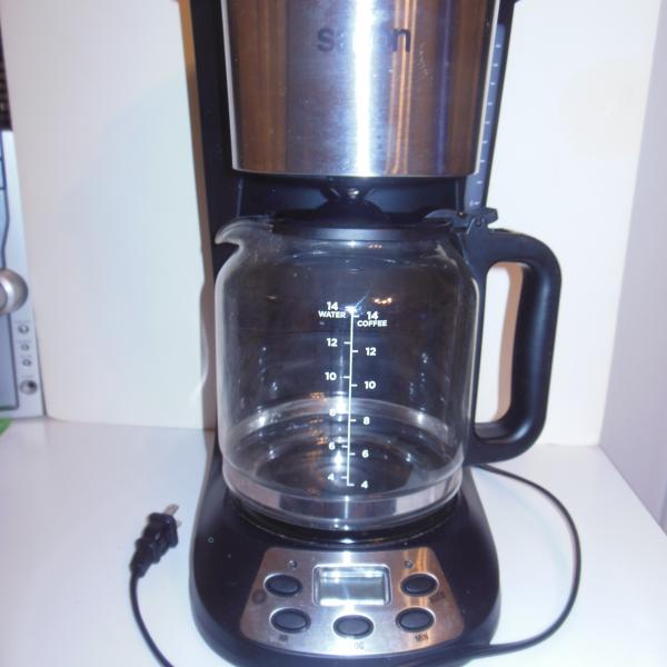 Photo of Salton 14 cup coffee maker in very good condition