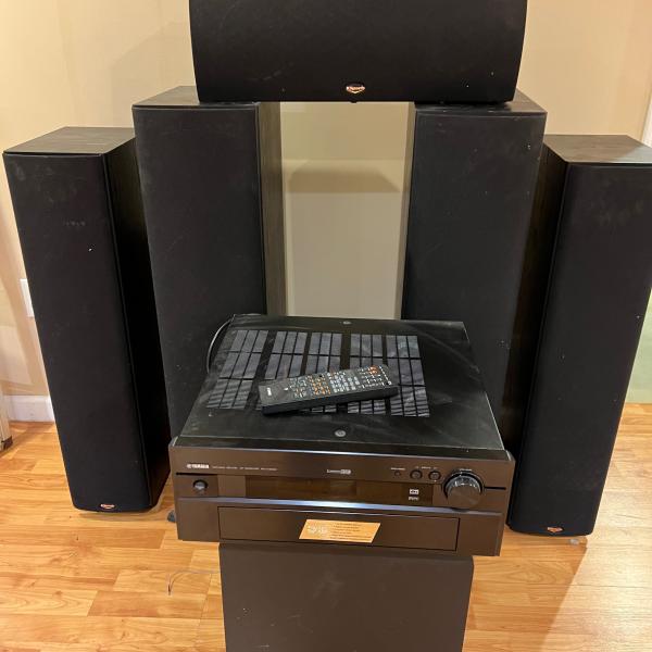 Photo of Yamaha stereo with speakers 