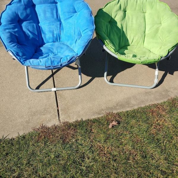 Photo of round folding chairs