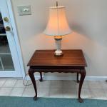 Queen Anne Style End Table w/ Pullout Trays & Wedgwood Lamp (DN-HS)