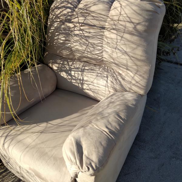 Photo of Recliner in great working condition, fabric so - so, FREE