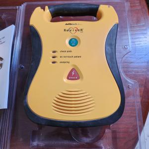 Photo of Defibtech DDU-100 with spare battery and adult AED pads (new)