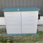 Lot 502R: Rubbermaid Storage Container