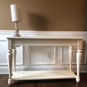 Photo of LOT153: White Accent Table w/ Lamp