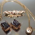 GROUPING OF ANTIQUE JEWELRY TO INCLUDE PINCH BACK BAR PIN/ MEN'S CAMEO CUFF LINK