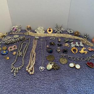 Photo of Vintage Costume Jewelry & Collectibles Lot