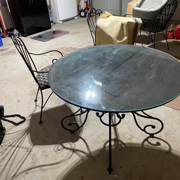 Photo of Table 4 chairs , very sturdy glass top