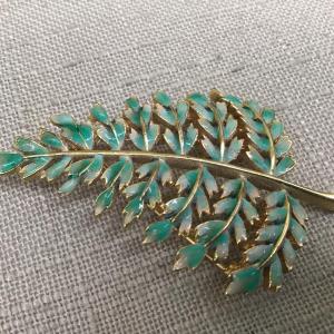 Photo of Vintage  Green Enamel Leaf Pin Brooch. Pretty 😍