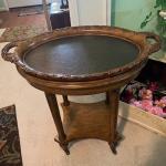 TABLE WITH REMOVABLE TRAY