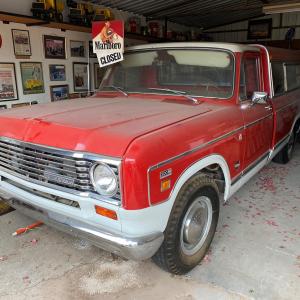 Photo of 1974 International Harvester “D” Series 200 Pickup (3/4 Ton) with Cap